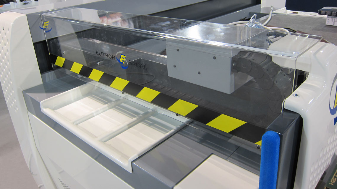 Elitron Cristal 16.6 - Plotter per per il taglio automatico della pelle