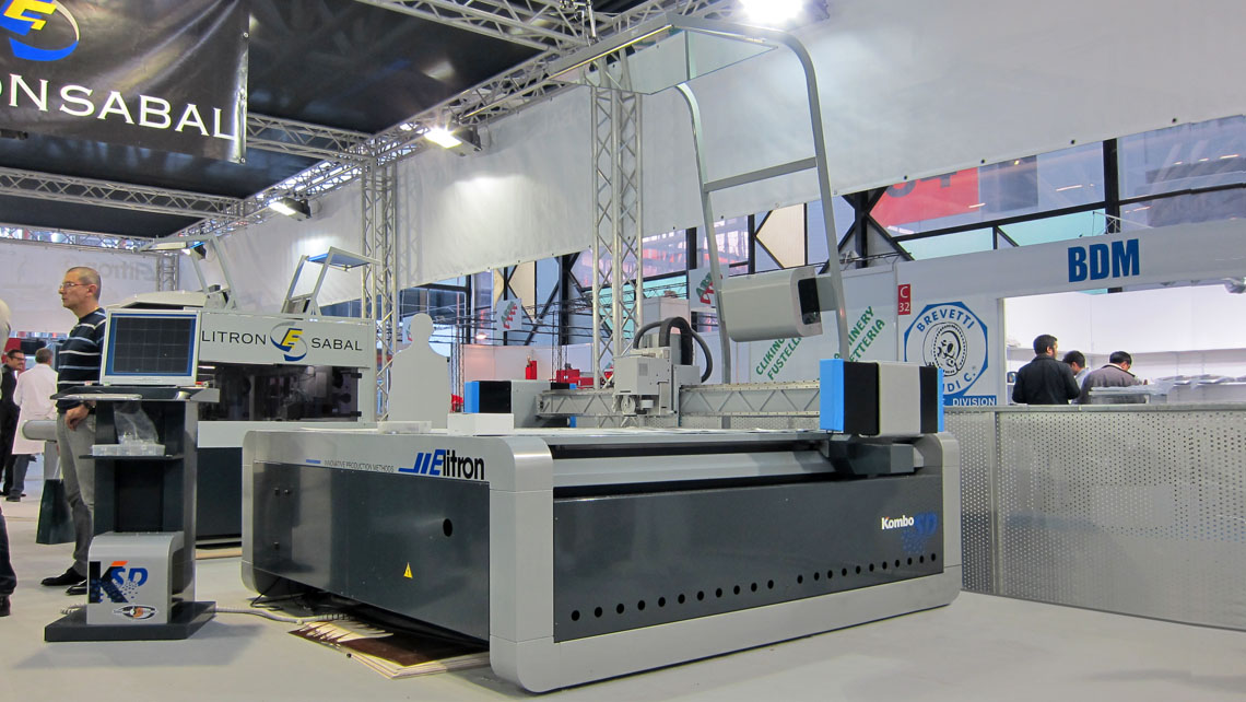 Elitron Kombo SD - Plotter per per il taglio e la finitura automatica dei materiali grafici
