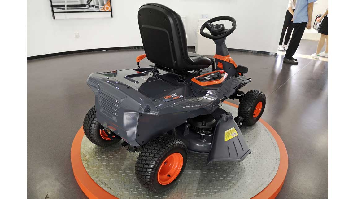 AMV Design, Leo Pumps, trattorino rasaerba elettrico, lithium 80v lawn mower, electric lawnmower, battery mowers, lithiun-ion lawnmowers,  ride-on mower, Garden machinery design,Garden equipment design, Gardening machinery design, garden power tool design, Leo, electric lawnmower, rasaerba elettrico, trattorino elettrico, lithium-ion mower. battery lawn mower
